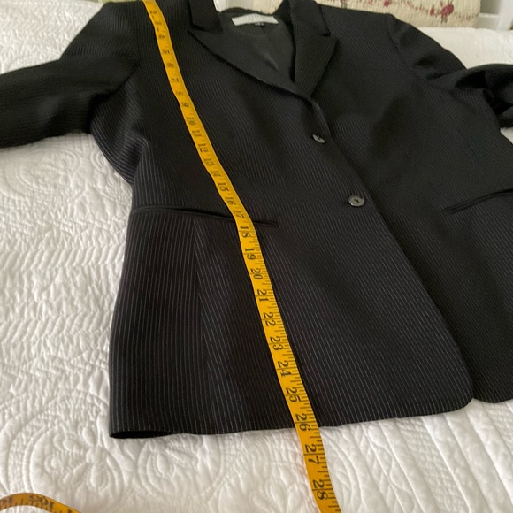 TAHARI ARTHUR S. LEVINE, BLACK PINSTRIPE BLAZER, SIZE: 18 - Picture 6 of 9